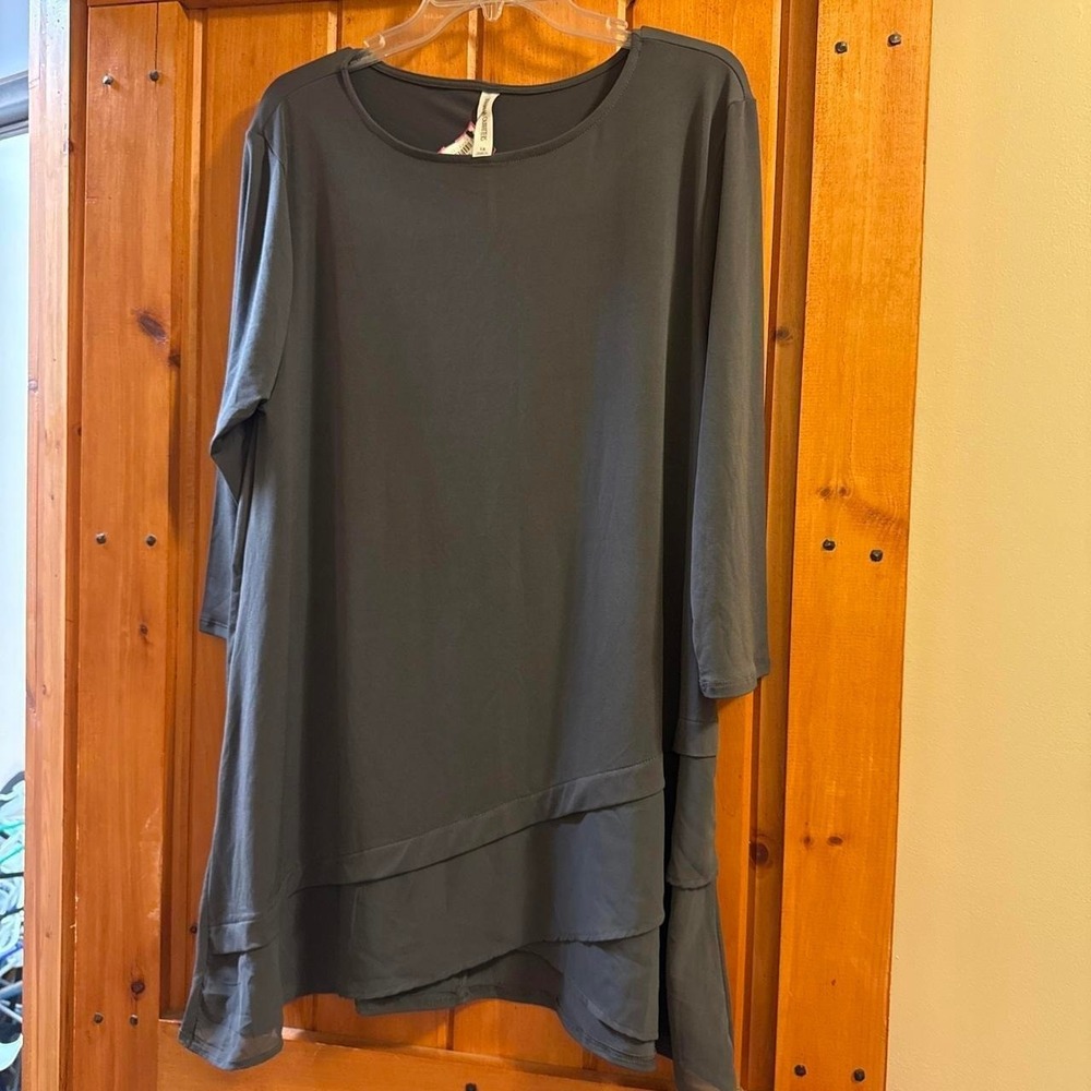 Zenana Outfitters Grey long sleeve‎ tunic with layered hem size 1X NWT